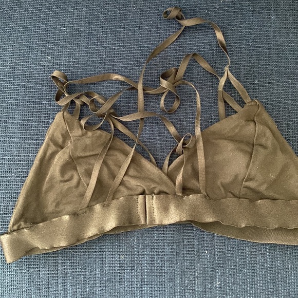 Strapy bra with embroidered flowers - Picture 3 of 4